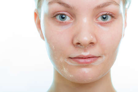 マスクを顔の皮の若い女性 剥離 美容と肌ケア 白い背景で撮影スタジオ の写真素材 画像素材 Image