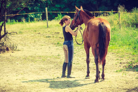 動物と人間の愛 馬の概念 牧草地で馬と歩くジョッキーの女性 の写真素材 画像素材 Image 動物と人間の愛 馬の概念 牧草地で馬と歩くジョッキーの女性 の写真素材 画像素材 Image