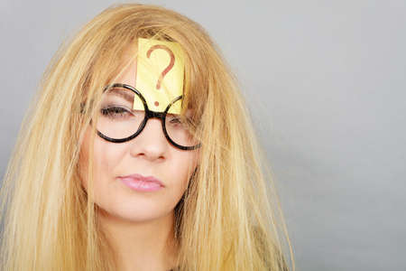 精神的な努力は 問題解決策の顔表現コンセプトを見つけます 集中的に考えて ハネた髪おでこに疑問符を持つ後着てオタク オタク眼鏡疲れ女疲れ の写真素材 画像素材 Image