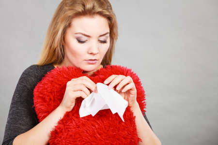 人間の顔の表情や感情 悪い関係概念を否定します 悲しい 落ち込んだ女性が泣いている彼女の恋人に裏切られた後にうつ病を持っていること の写真素材 画像素材 Image 人間の顔の表情や感情 悪い関係概念を否定します 悲しい 落ち込んだ女性が泣いている彼女の恋人に裏切られた後にうつ病を持っていること の写真素材 画像素材 Image