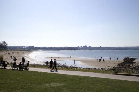 バンクーバー カナダ 13 年 3 月 29 日 カナダ バンクーバーのイングリッシュベイ ビーチで晴れた日の午後 の写真素材 画像素材 Image