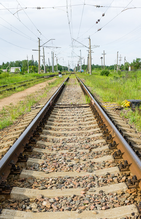 鉄道線路の錆びたレールが瓦礫のマウンドに 晴れた日 の写真素材 画像素材 Image