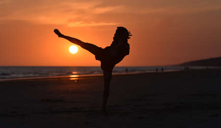 https://us.123rf.com/450wm/albertoclemares/albertoclemares2106/albertoclemares210600162/170667735-a-fighter-training-on-the-beach-at-sunset.jpg?ver=6
