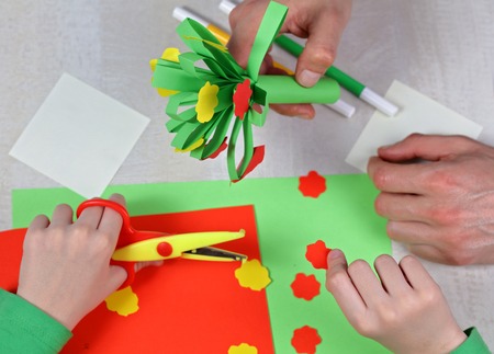 子は色紙をカットしました 子供の誕生日カードを作ること 父と息子は 母の日や 8 月のプレゼントを準備します 子供たちのアート プロジェクトします 幸せな家族の概念 の写真素材 画像素材 Image