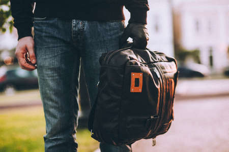 強盗の手袋をはめた手で開催されているバッグのクローズ アップ の写真素材 画像素材 Image