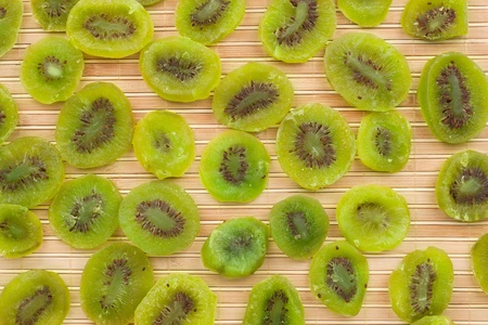 Kiwi En El Tapete De Bambu Se Puede Utilizar Como Fondo Fotos Retratos Imagenes Y Fotografia De Archivo Libres De Derecho Image 19484135