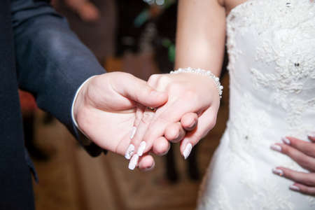 結婚式のカップルの手 幸せな新郎と新婦 ソフトタッチを保持 の写真素材 画像素材 Image 結婚式のカップルの手 幸せな新郎と新婦 ソフトタッチを保持 の写真素材 画像素材 Image