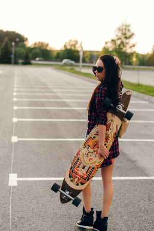 スケート ボードと夏でポーズをとってスポーツ ファッションの女の子 の写真素材 画像素材 Image スケート ボードと夏でポーズをとってスポーツ ファッションの女の子 の写真素材 画像素材 Image