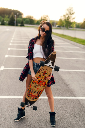 スケート ボードと夏でポーズをとってスポーツ ファッションの女の子 の写真素材 画像素材 Image スケート ボードと夏でポーズをとってスポーツ ファッションの女の子 の写真素材 画像素材 Image