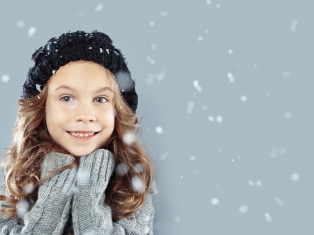 雪で撮影したスタジオ温かみのある居心地の良い服を着てかわいい女の子の冬のポートレート の写真素材 画像素材 Image