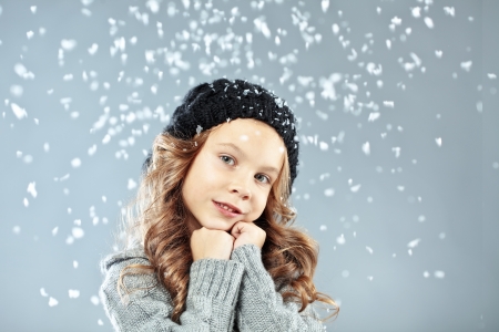 雪で撮影したスタジオ温かみのある居心地の良い服を着てかわいい女の子の冬のポートレート の写真素材 画像素材 Image