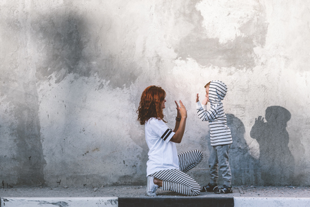 カジュアルな服を着て息子と若い美しいママ ストライプ パーカー T シャツとズボン市壁 シンプルなストリート ファッション スタイル 同じように見えるポーズ 家族の親と子の服と の写真素材 画像素材 Image カジュアルな服を着て息子と若い美しいママ ストライプ パーカー T シャツとズボン市壁 シンプルなストリート ファッション スタイル 同じように見えるポーズ 家族の親と子の服と の写真素材 画像素材 Image