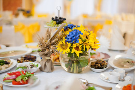 ひまわりのテーブルの上の豪華な結婚式の装飾 の写真素材 画像素材 Image