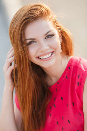 黒い瞳と甘い笑顔で 赤いブラウスを着た赤毛美女の夏肖像暖かい夏の日に市内の屋外ノースリーブ の写真素材 画像素材 Image 黒い瞳と甘い笑顔で 赤いブラウスを着た赤毛美女の夏肖像暖かい夏の日に市内の屋外ノースリーブ の写真素材 画像素材 Image