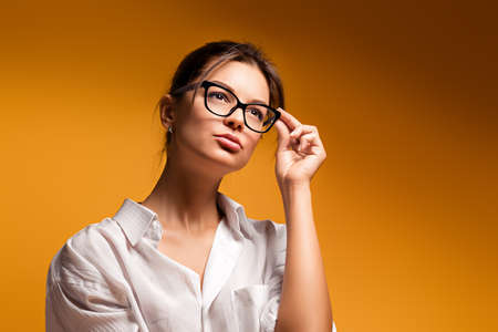 若い可愛い黄色の背景優しい夢を見て若い女の子と思った女性のポーズのメガネで感情的な美少女です 思いやりのある女の子 思いやりのある女性 女の子はメガネ女を調整します の写真素材 画像素材 Image 若い可愛い黄色の背景優しい夢を見て若い女の子と思った女性のポーズのメガネで感情的な美少女です 思いやりのある女の子 思いやりのある女性 女の子はメガネ女を調整します の写真素材 画像素材 Image