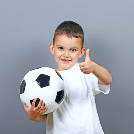 かわいい小さな男の子子供サッカー灰色の背景とポーズ の写真素材 画像素材 Image かわいい小さな男の子子供サッカー灰色の背景とポーズ の写真素材 画像素材 Image
