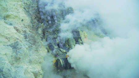 酸性のクレーター湖とクレーター 硫黄が採掘されている有名な観光名所 カワイジェン イジェン火山 複合体の空中写真は インドネシアの東ジャワ州バニュワンギ県の成層火山のグループです の写真素材 画像素材 Image 酸性のクレーター湖とクレーター 硫黄が採掘されている有名な観光名所 カワイジェン イジェン火山 複合体の空中写真は インドネシアの東ジャワ州バニュワンギ県の成層火山のグループです の写真素材 画像素材 Image