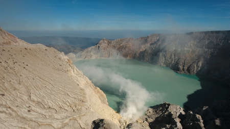 酸性のクレーター湖とクレーター 硫黄が採掘されている有名な観光名所 カワイジェン イジェン火山 複合体の空中写真は インドネシアの東ジャワ州バニュワンギ県の成層火山のグループです の写真素材 画像素材 Image 酸性のクレーター湖とクレーター 硫黄が採掘されている有名な観光名所 カワイジェン イジェン火山 複合体の空中写真は インドネシアの東ジャワ州バニュワンギ県の成層火山のグループです の写真素材 画像素材 Image