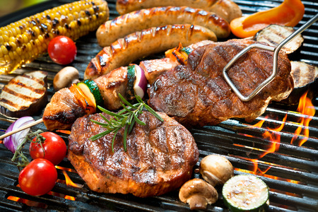 grilled pork: Các loại thịt nướng thơm ngon với rau trên than hồng trên thịt nướng