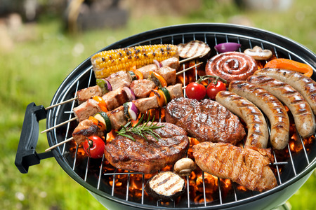 grilled pork: Các loại thịt nướng thơm ngon với rau trên than hồng trên thịt nướng