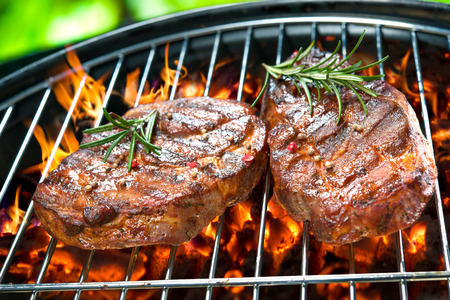 grilled pork: Các loại thịt nướng thơm ngon với rau qua than trên thịt nướng