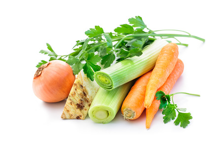a carrot: Mirepoix. Thành phần cho nước luộc rau, cà rốt, hành tây, tỏi tây, cần tây, rau mùi tây trên nền trắng Kho ảnh