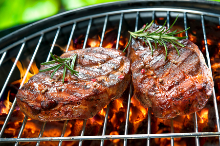 grilled pork: nướng thịt bò nướng trên than hồng trên thịt nướng Kho ảnh