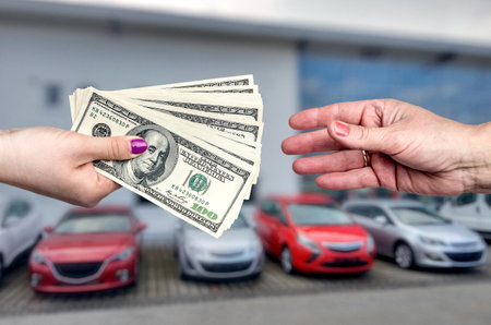 Gros plan sur les mains avec le dollar, accord commercial avec la voiture Banque d'images