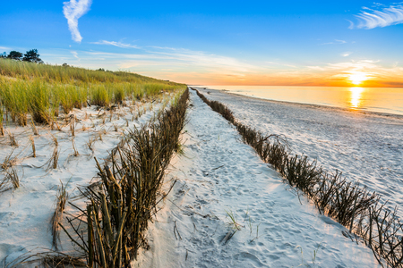 美しい夕日 ビーチの壁紙 海の上の夏の風景 ポーランド の写真素材 画像素材 Image