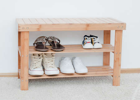 Old Vintage Holzbank mit Schuhen Regal, Lagerung von Schuhen auf dem Regal Standard-Bild