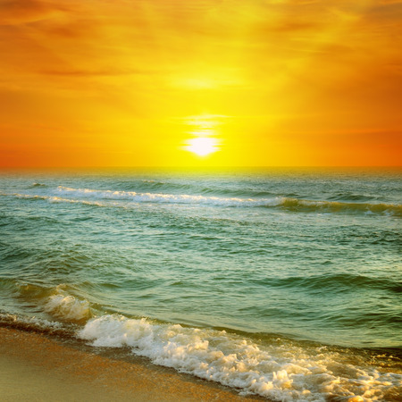 海の幻想的な日の出 の写真素材 画像素材 Image 海の幻想的な日の出 の写真素材 画像素材 Image