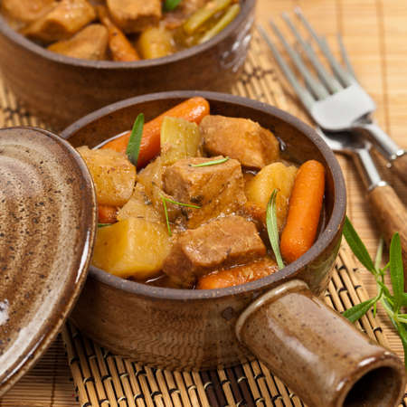 自家製の遅いスロークッカー ビーフ シチュー 選択と集中 の写真素材 画像素材 Image