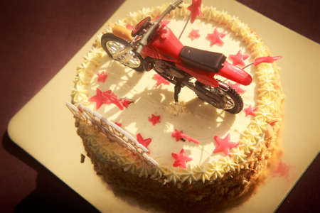 Gateau D Anniversaire Avec Des Noix Et Creme A La Vanille Decores De Moto Chiffre Etoiles Rouges Et Des Mots Joyeux Anniversaire Banque D Images Et Photos Libres De Droits Image