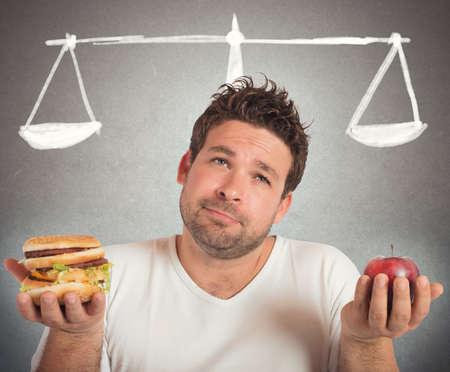 Homme choisir entre une alimentation saine et malsaine