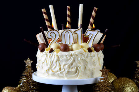Vacances Festives 17 Happy New Year Showstopper Piece Maitresse Blanc Gateau Au Chocolat Avec Des Bonbons Et Des Biscuits Decorations Sur Un Fond Noir Banque D Images Et Photos Libres De Droits Image
