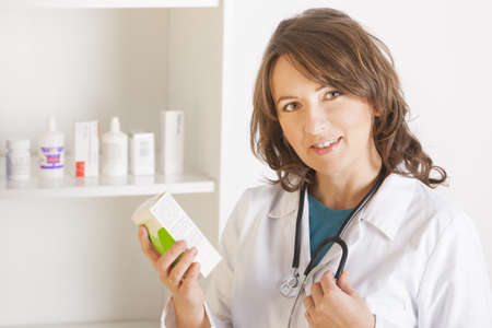 陽気な若い女性薬剤師や薬局のドラッグ ストアで立っている薬の瓶を保持している聴診器で医師 の写真素材 画像素材 Image 陽気な若い女性薬剤師や薬局のドラッグ ストアで立っている薬の瓶を保持している聴診器で医師 の写真素材 画像素材 Image