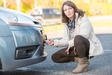 壊れた車を牽引フックを組み立てる美しい女性 の写真素材 画像素材 Image 壊れた車を牽引フックを組み立てる美しい女性 の写真素材 画像素材 Image