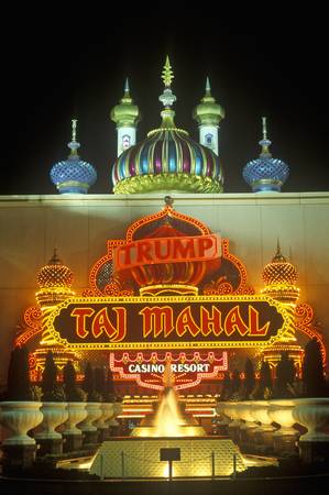 アトランティックシティ ニュージャージー州のドナルド トランプ タジマハル カジノ リゾート外のネオンサイン の写真素材 画像素材 Image アトランティックシティ ニュージャージー州のドナルド トランプ タジマハル カジノ リゾート外のネオンサイン の写真素材 画像素材 Image