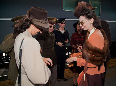 男と女は 1940 年代の服装 San Diego にロサンゼルスのユニオン駅から真珠湾日第二次世界大戦軍用列車の再制定時にハグで着飾った の写真素材 画像素材 Image
