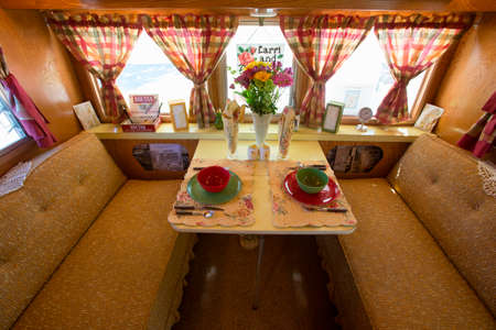 1962 Kencraft ヴィンテージの朝食のテーブルの内部ビュー トレーラー ヴィンテージ トレーラー キャンピングカー 第 4 回年次ヴィンテージ トレーラー Bash フライング フラグ Rv リゾート アナハイム カリフォルニア の写真素材 画像素材 Image 1962 Kencraft ヴィンテージの朝食のテーブルの内部ビュー トレーラー ヴィンテージ トレーラー キャンピングカー 第 4 回年次ヴィンテージ トレーラー Bash フライング フラグ Rv リゾート アナハイム カリフォルニア の写真素材 画像素材 Image