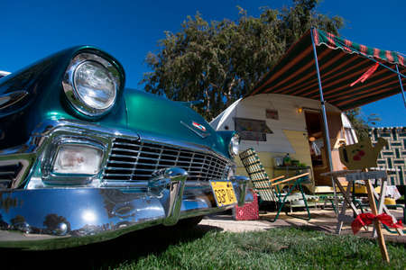 1960 のオレンジ色の外観と白のシャスタ トレーラー ヴィンテージ トレーラー キャンピングカー 第 4 回年次ヴィンテージ トレーラー Bash 飛んでフラグ Rv リゾート アナハイム カリフォルニア州 の写真素材 画像素材 Image 1960 のオレンジ色の外観と白のシャスタ トレーラー ヴィンテージ トレーラー キャンピングカー 第 4 回年次ヴィンテージ トレーラー Bash 飛んでフラグ Rv リゾート アナハイム カリフォルニア州 の写真素材 画像素材 Image