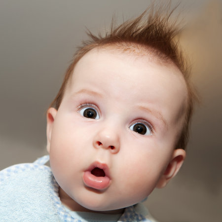 Mignon Bebe De 4 Mois En Faisant Une Grimace Drole De Surprise Banque D Images Et Photos Libres De Droits Image Mignon Bebe De 4 Mois En Faisant Une Grimace Drole De Surprise Banque D Images Et Photos Libres De Droits Image