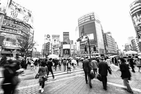 渋谷のスクランブル交差点に有名です すべての方向に全体の交差点を水浸しに歩行者を許可するように車を停止します の写真素材 画像素材 Image
