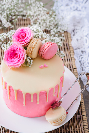 Gateau Fait Maison Avec Glacage Rose Et Ganache Au Chocolat Blanc Fait Pour La Saint Valentin Banque D Images Et Photos Libres De Droits Image