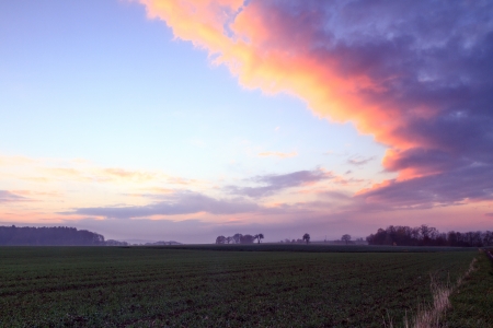秋の風景パノラマ夕焼けの写真は ババリア ドイツ ヨーロッパ雲 霧と青空夕日の最後の輝きで夜に素敵です の写真素材 画像素材 Image 秋の風景パノラマ夕焼けの写真は ババリア ドイツ ヨーロッパ雲 霧と青空夕日の最後の輝きで夜に素敵です の写真素材 画像素材 Image