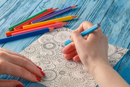 Adultos niños pintando colorear libros de alivio de estrés lápices de Adultos niños pintando colorear libros de alivio de estrés lápices de