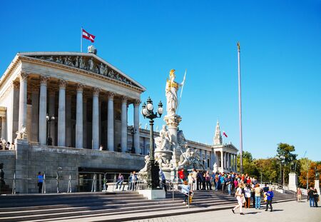 ウィーン オーストリア国会議事堂の前でアテネの像 の写真素材 画像素材 Image