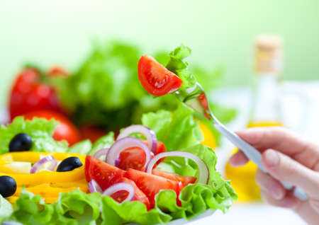 nourriture saine salade de légumes frais et fourchette