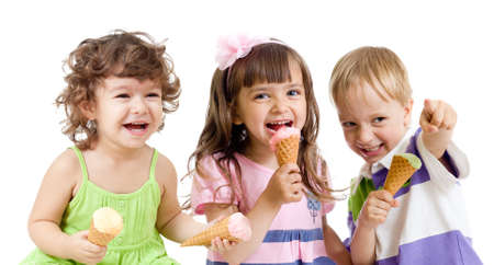 ice cream: trẻ em hạnh phúc với nhóm kem trong studio bị cô lập