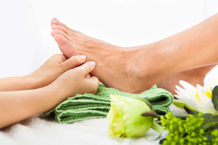 Massage: Крупным планом женщина ноги Прием массаж ног В Спа Фото со стока